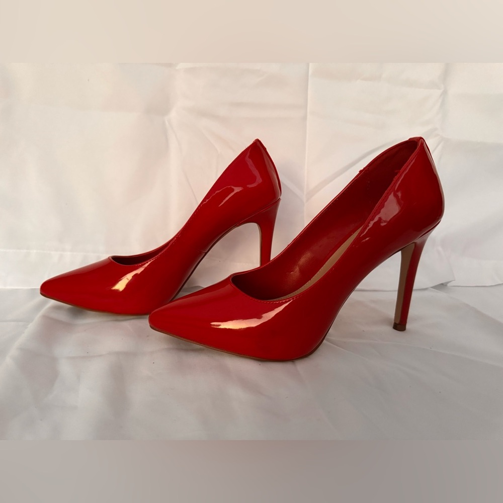 BCBGeneration Women’s Size 8 Red Patent Leather Pointy Toe Pumps. Chic. Classic.